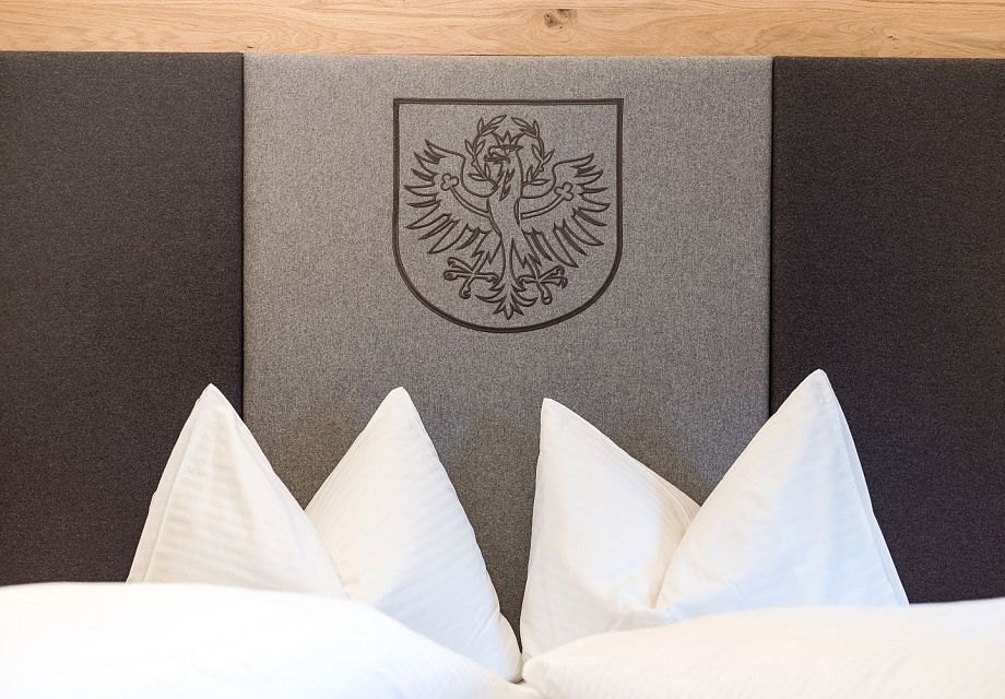 schusterhaus-hotel-seiwald-dorfstrasse-17-going-app-dorfkaiser1-bett-detail-4