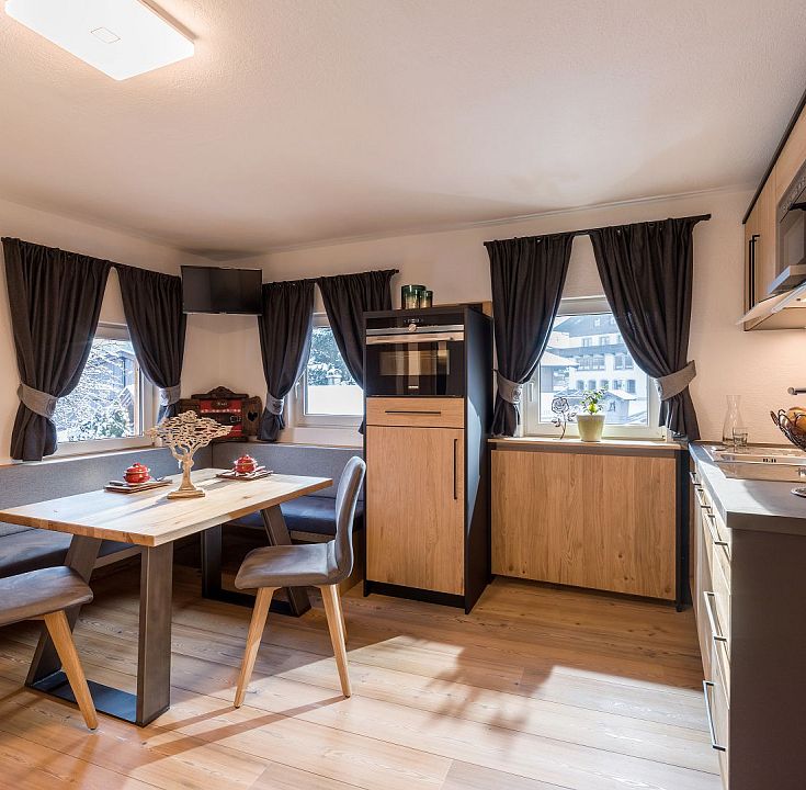 schusterhaus-hotel-seiwald-dorfstrasse-17-going-app-dorfkaiser1-wohnkueche-4
