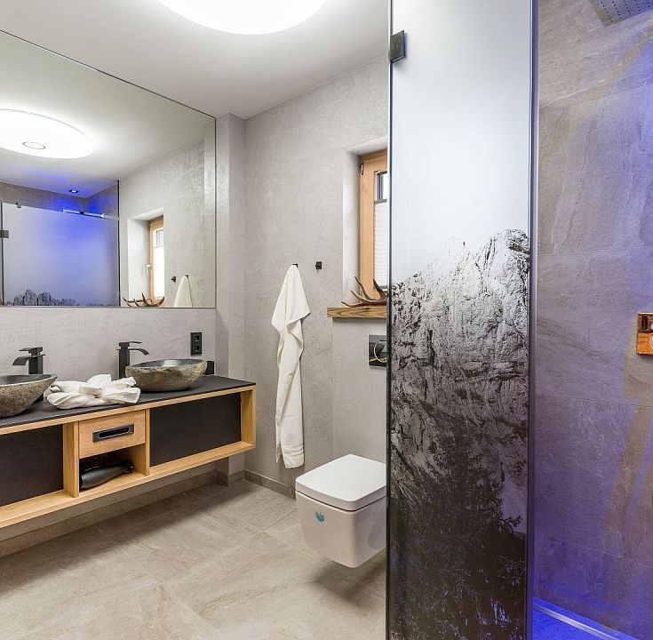 schusterhaus-hotel-seiwald-dorfstrasse-17-gong-04-2021-appartement-dorfkaiser-2-badezimmer-1-3