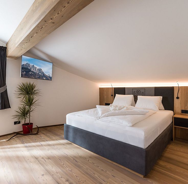 schusterhaus-hotel-seiwald-dorfstrasse-17-gong-04-2021-appartement-dorfkaiser-2-schlafzimmer-2-3