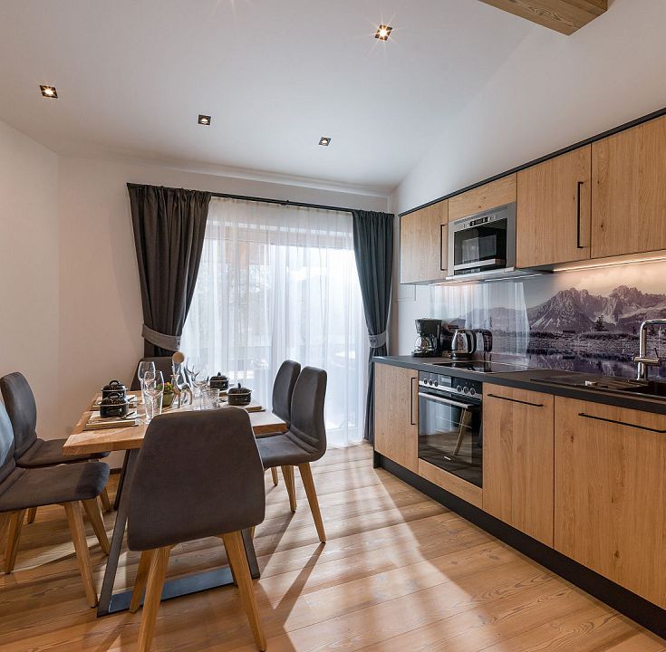 schusterhaus-hotel-seiwald-dorfstrasse-17-gong-04-2021-appartement-dorfkaiser-2-wohnkueche-1-1-3