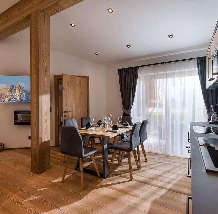schusterhaus-hotel-seiwald-dorfstrasse-17-gong-04-2021-appartement-dorfkaiser-2-wohnkueche-1-4