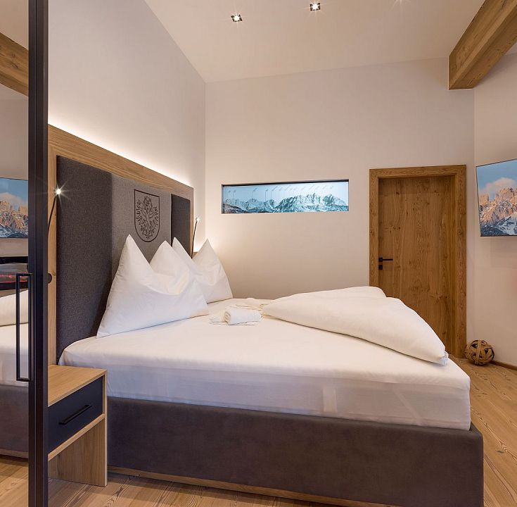 schusterhaus-hotel-seiwald-dorfstrasse-17-gong-04-2021-appartement-dorfkaiser-2-wohnkueche-bett-3