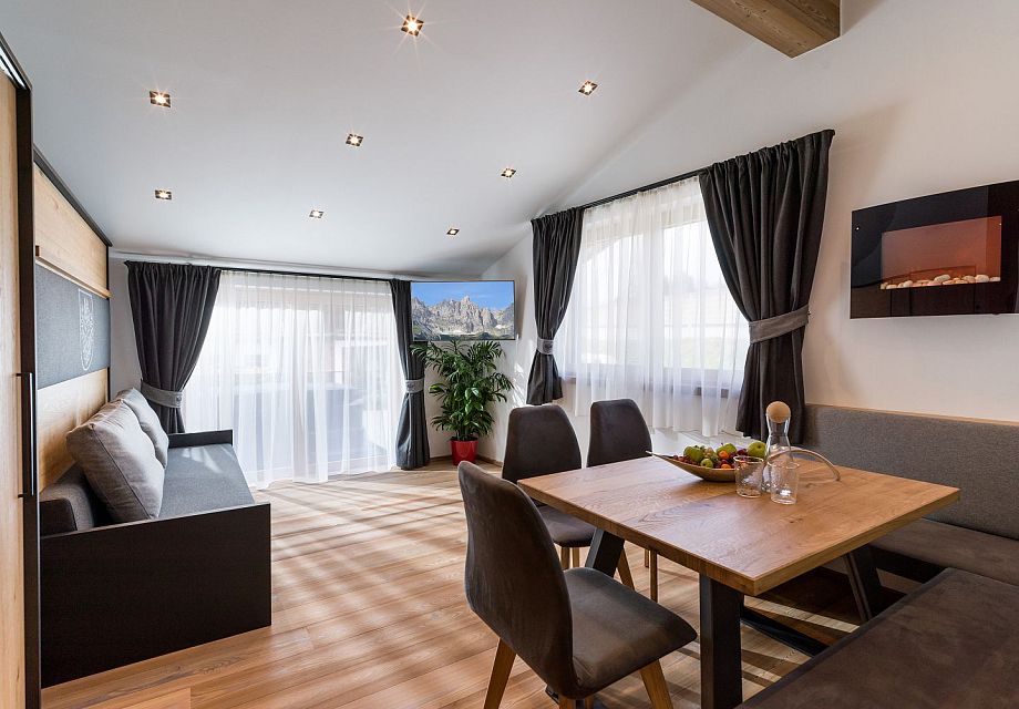 schusterhaus-hotel-seiwald-dorfstrasse-17-gong-04-2021-appartement-dorfkaiser-3-wohnzimmer-2-4