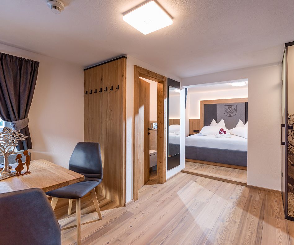 schusterhaus-hotel-seiwald-dorfstrasse-17-going-app-dorfkaiser2-wohnkueche-bett-2